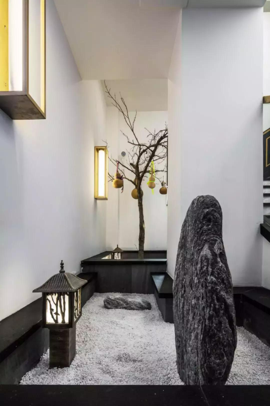 西安一“怪”店，没有散座，厅堂还悬了只大金龙