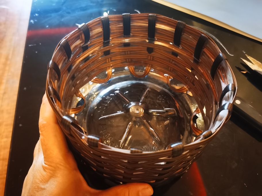 废旧塑料瓶做花盆过程,废旧塑料瓶制作花盆的视频