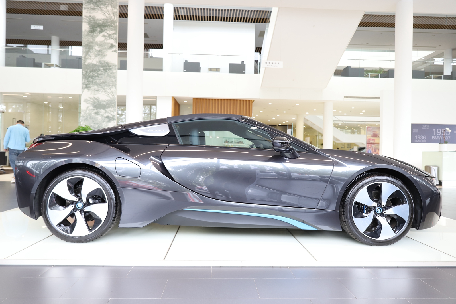 最新款4座宝马敞篷跑车,配有1.5自吸发动机的车