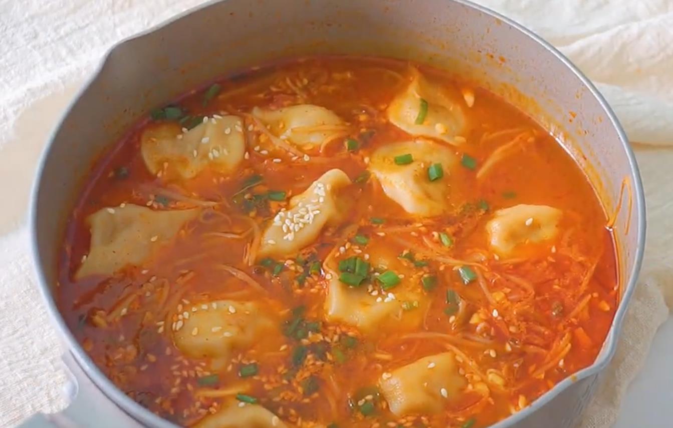 热腾腾的泡菜饺子锅吃起来超满足,必品阁韩国泡菜饺子的做法