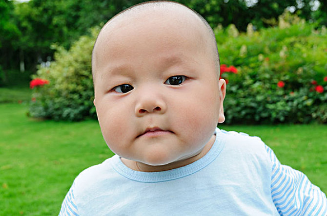 新生儿有的头发浓密有的稀疏,新生儿头发一块浓密一块儿稀疏