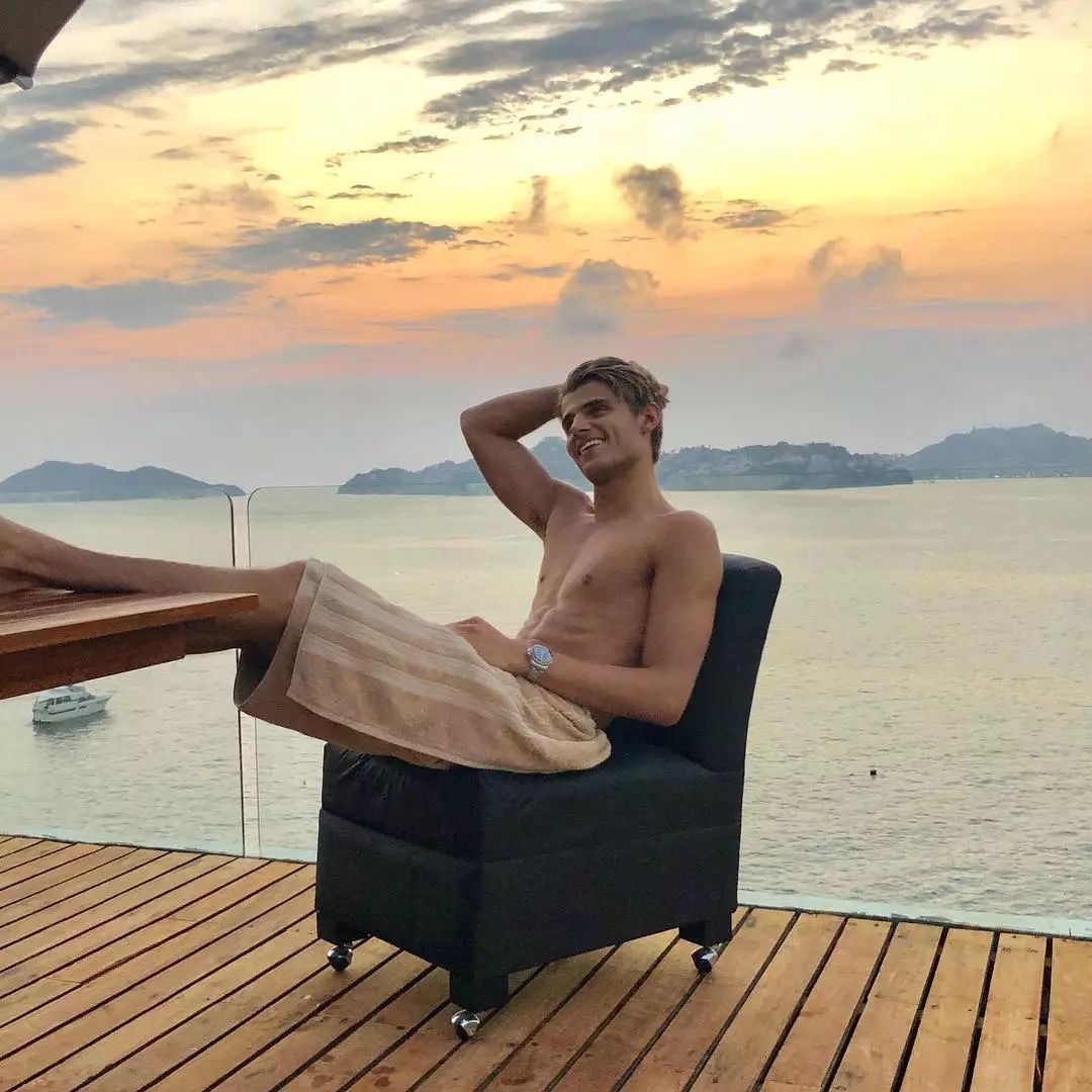 被嘲笑路人长相的搞笑网红TwanKuyper，成为Versace男模