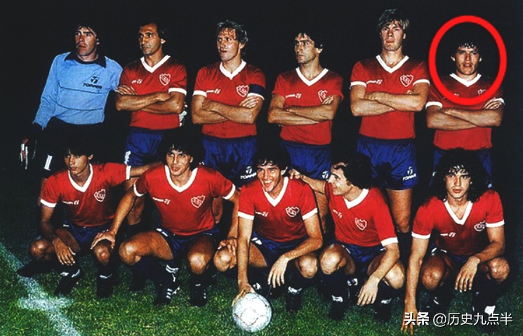 一个不会踢足球的足球运动员,一个不会踢球的球员