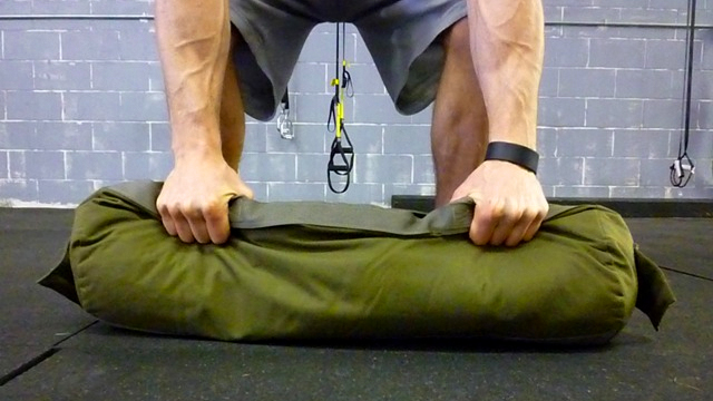 前手迎击沙袋训练方法,打沙袋可以锻炼小臂力量吗