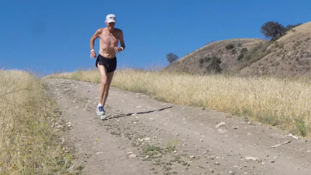 长距离训练怎么坚持,训练量过大会导致跑步跑慢吗