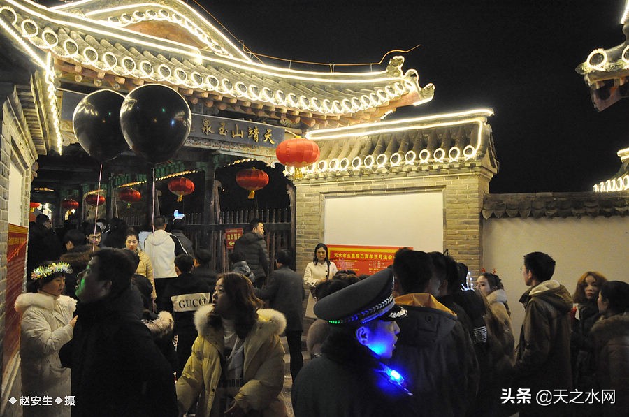 甘肃天水数万民众“上九朝观”祈福纳祥争烧头柱香!(组图)