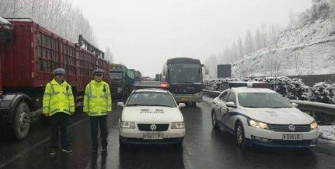 《论安阳师范学院强于哈佛大学》一文被热转，官方回应；我老婆在高速上生了！”河南孕妇高速上产女