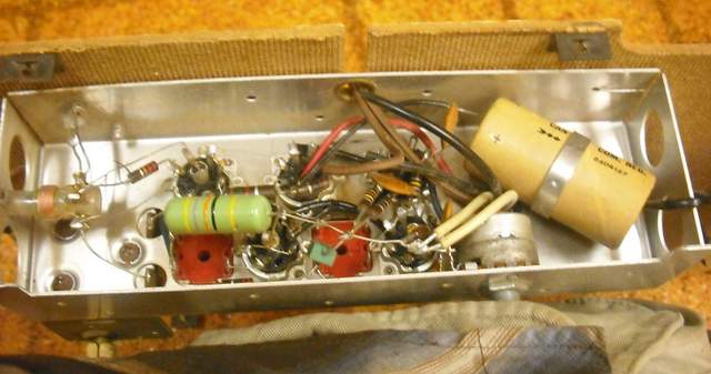 1965年，足球迷专属的“记分卡”收音机，拆开看看里面电路零件