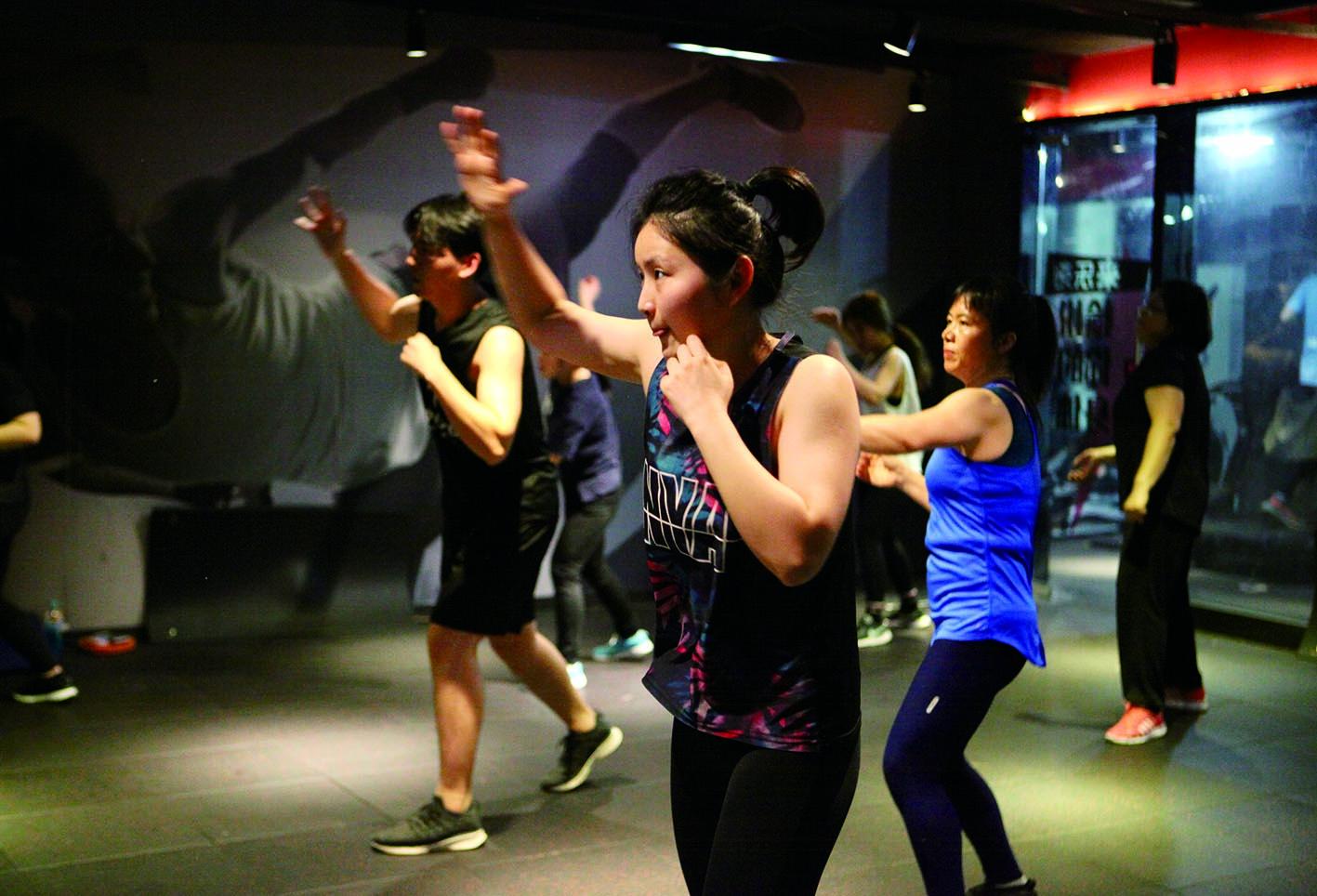 左手盲盒炒鞋,右手理财投保:80、90后消费新一代