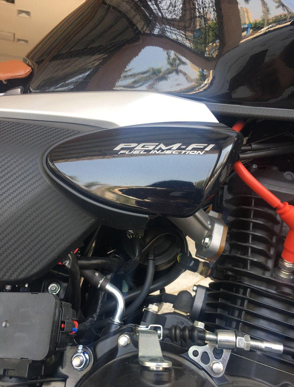 同事买了一辆日系车,同事买的摩托车