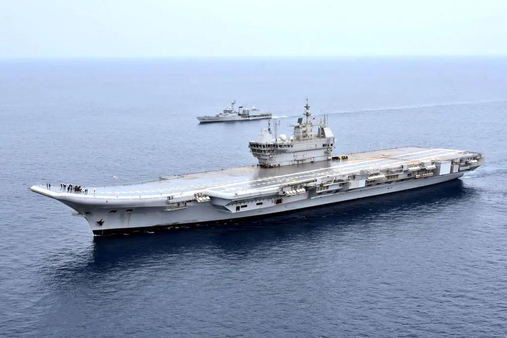 美国b-2轰炸机驾驶舱里面有什么,美国b-2轰炸机隐身视频