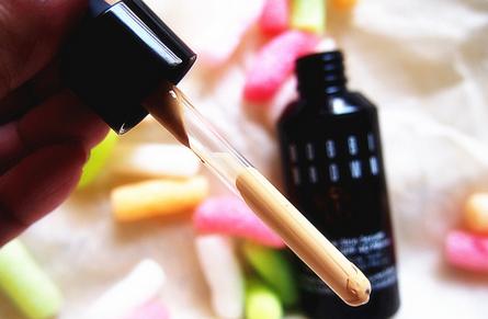 用哪种粉底液可以让肌肤变得自然光滑,同时又有素颜的质感呢?