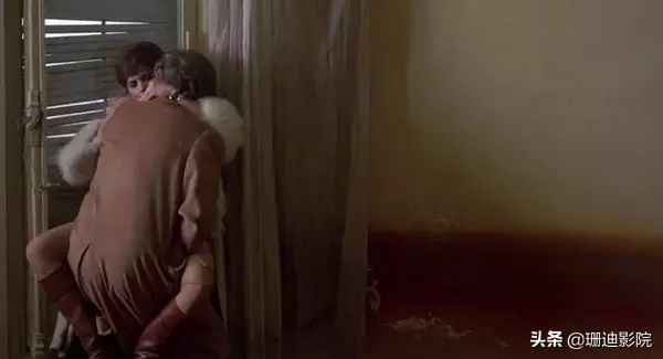 这样的大尺度R级片,注定在影史上留下浓重的一笔