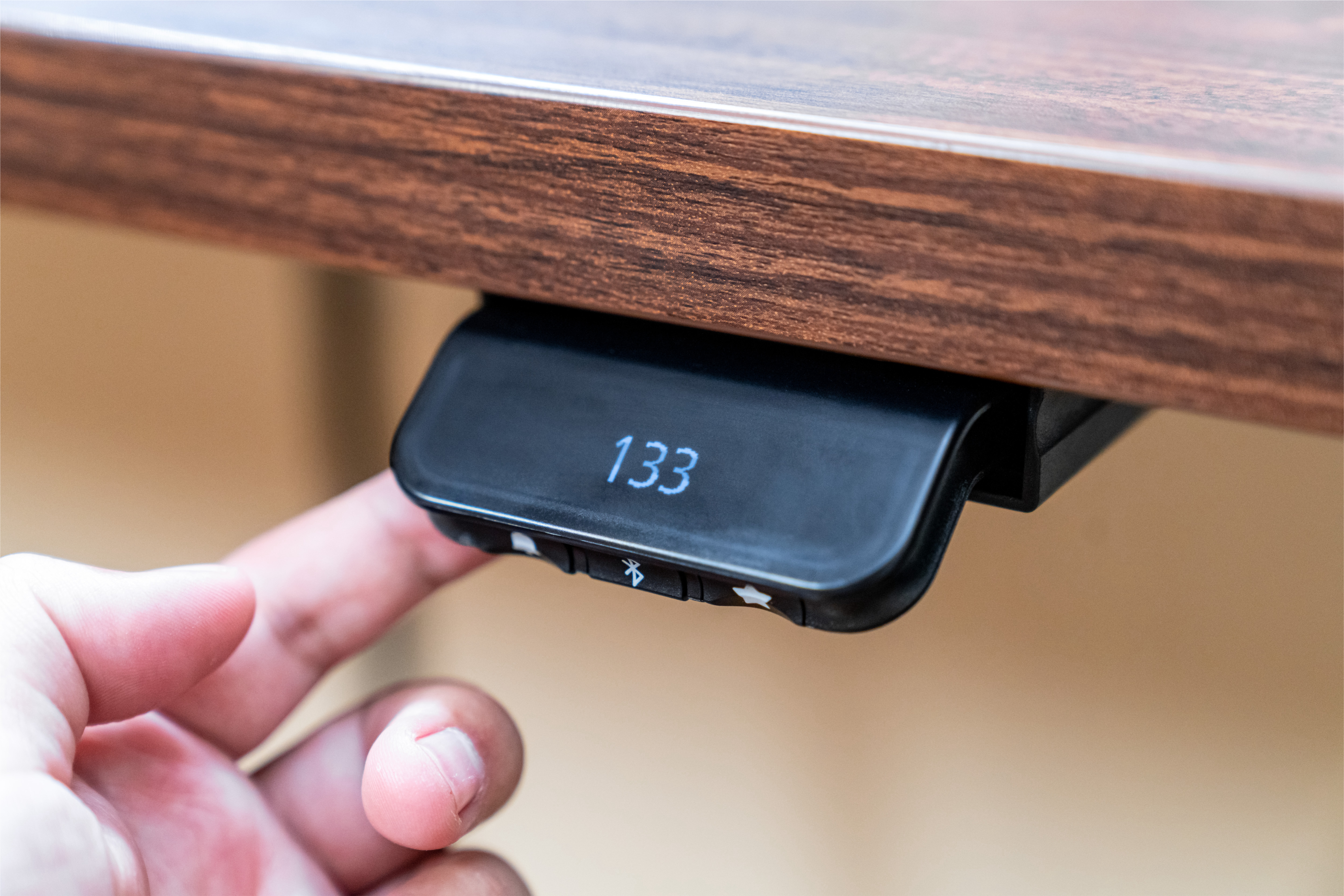 怎样买电动升降桌划算,电动升降桌如何选板材