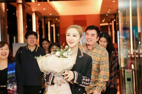 神奇的李佳琦:5分钟卖1.5万支口红,大败马云,连章子怡也心动