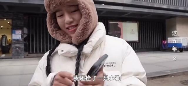 浙江29岁农村女孩白手起家摆地摊 (女大学生回乡摆摊创业)