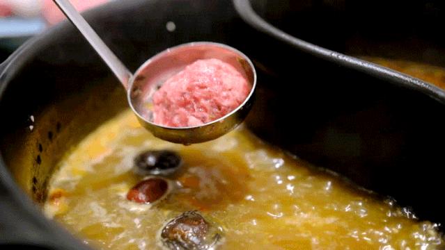 东莞首家火锅+烤肉一体涮就在万江家汇城，几百人排队等着吃