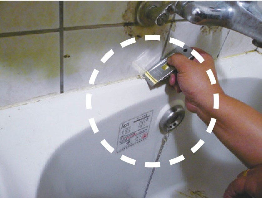 浴缸边的硅胶老发霉怎么办？深色硅胶·重新刮除·填缝剂三个妙招