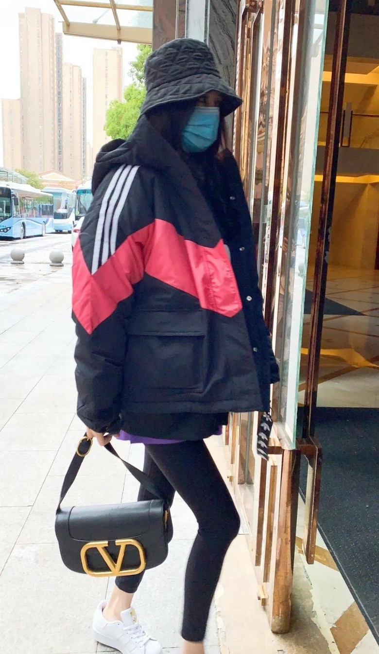 杨幂喝奶茶,这一操作很惊人!莫非怕被自己的脚臭熏到?