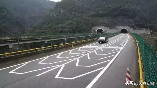 高速路标线图片大全详解,跑高速时这5种标线你一定要弄清