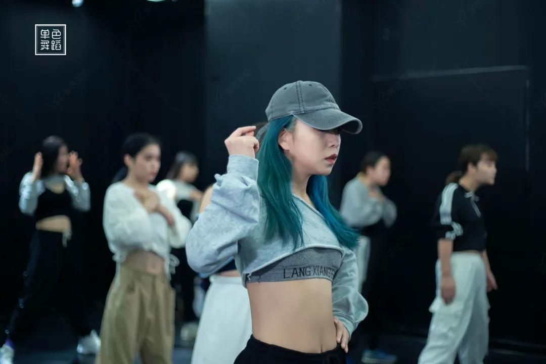 甩头基本功练习动作,零基础学跳甩头舞