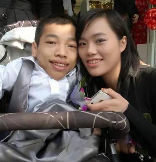 他身高不足1米,却身价上亿,娶1米7的秘书为妻,如今怎样