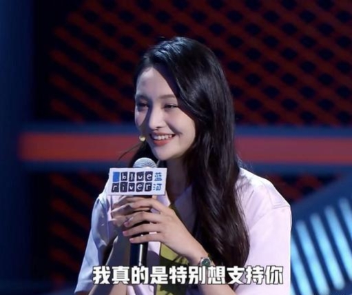 杨天真分析旗下艺人的着装视频,杨天真经纪人穿着