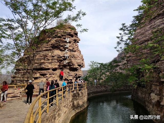 这条悬在崖壁上的河床，比壁挂公路更艰巨