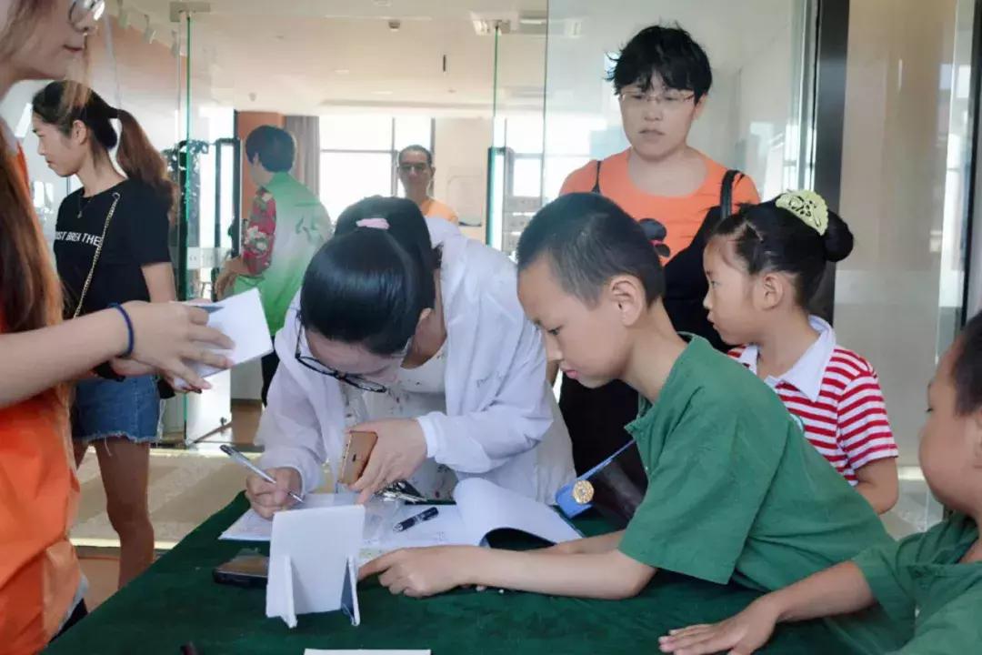 天哪！大家今天都化身为小女巫啦！