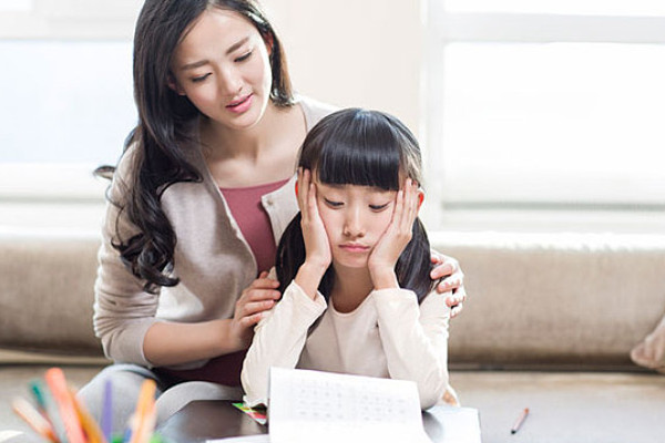 孩子爱动手家长正确做法,小孩恶作剧应该怎么教育