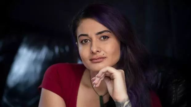 中国美女留学生自述被三个“干爹”*养包**：“我们只是在恋爱而已”