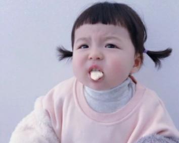 穿恨天高坐地铁的社死现场,两位男士都不忍看这次“崴脚表演”