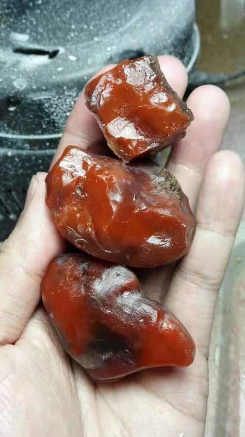 如何鉴别天然玛瑙和人造玛瑙,灰玛瑙和白玛瑙是同样的玛瑙吗