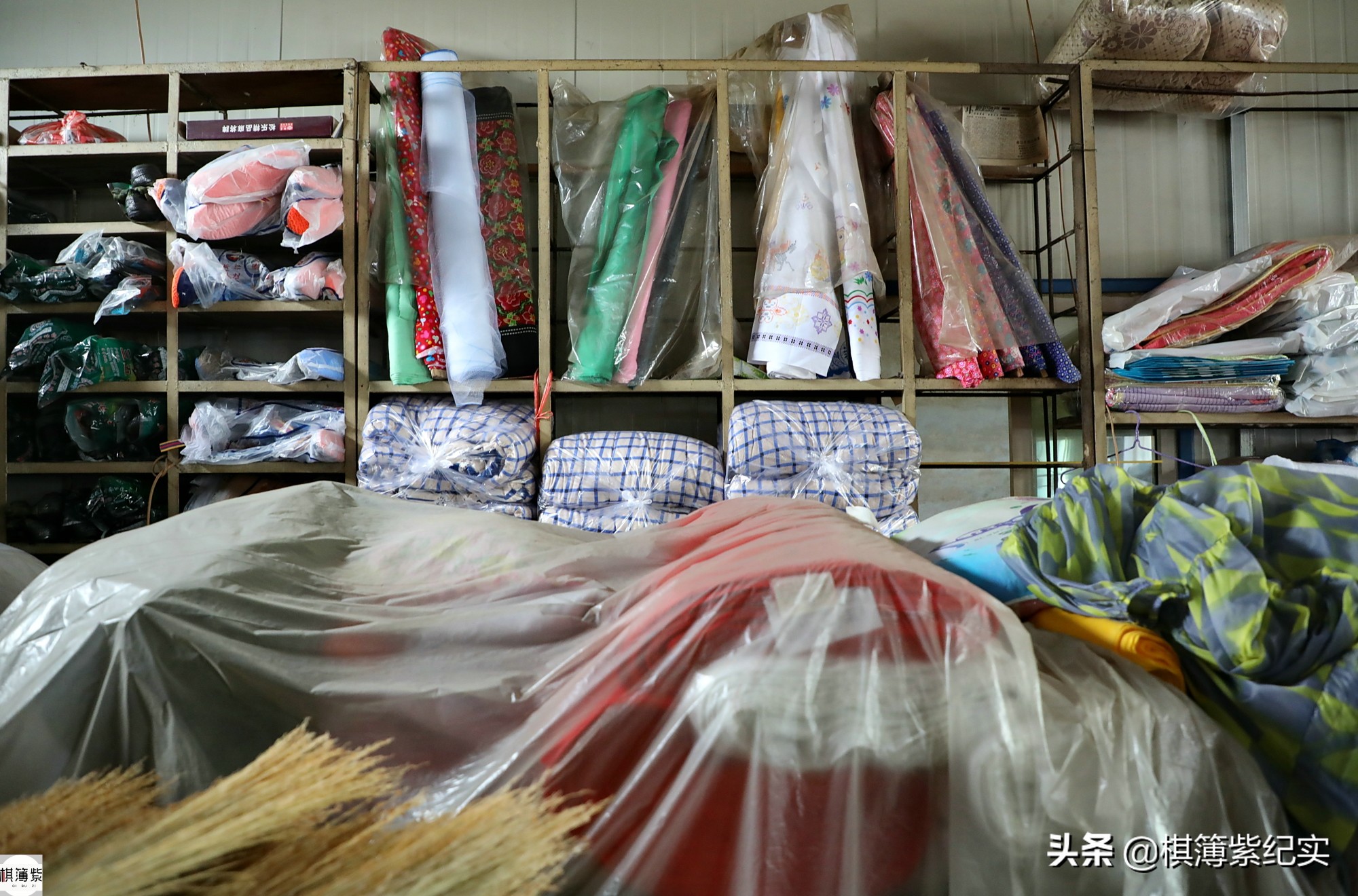 辽宁农村大社，柜台和商品还是八十年代样子，论分卖的小物件白送