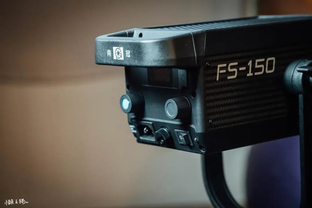 摄影灯需要灯泡吗,摄影灯与日光灯的区别