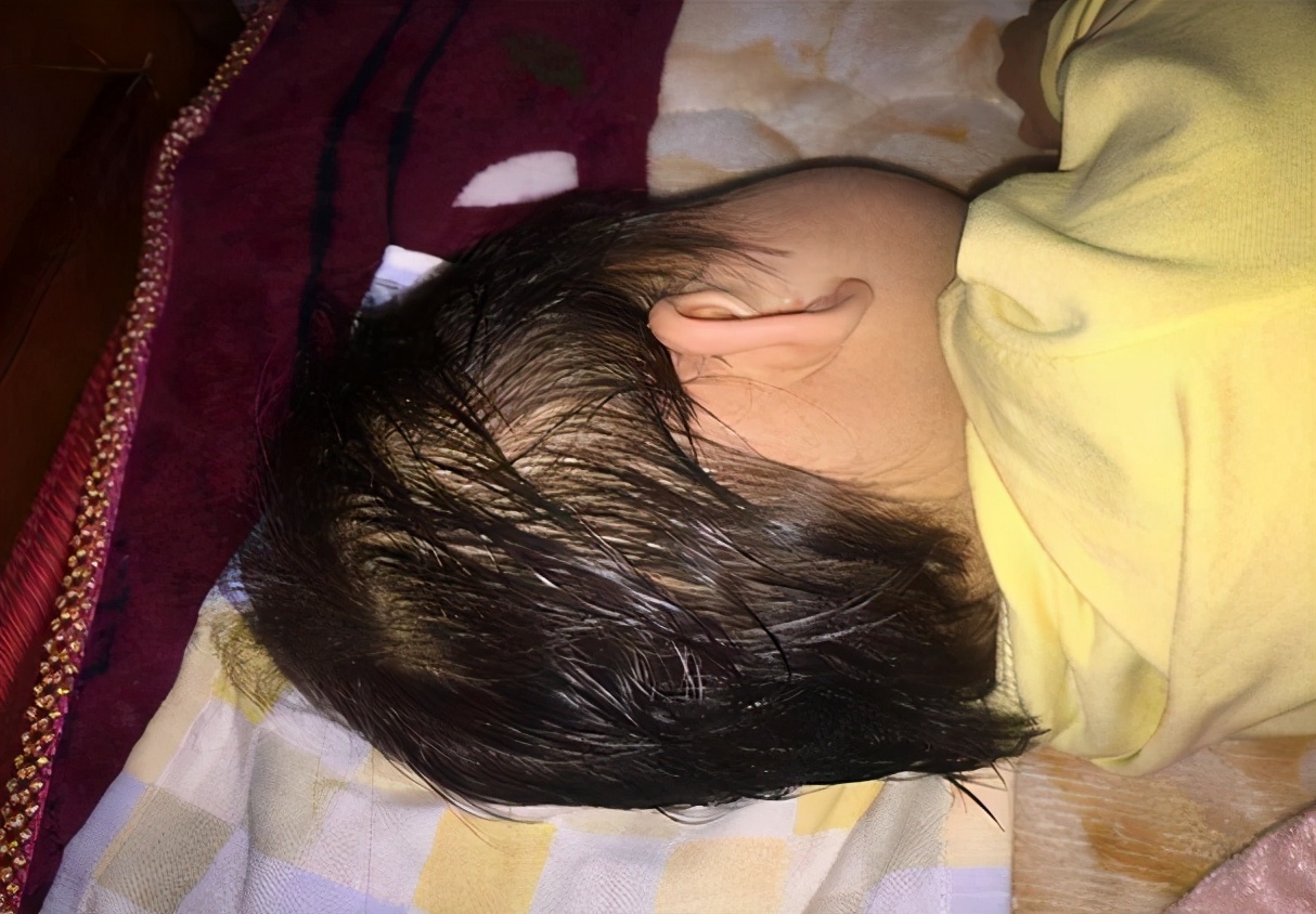 孩子睡觉缺钙的症状,宝宝睡觉盗汗缺钙怎么办