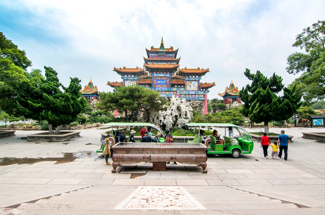 山东蓬莱有“三座仙山”，流传着长生不老药的传说，游客如入秘境