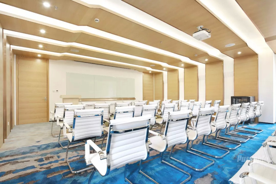 简约办公室装修案例实景照片,100多平办公室装修设计高端感