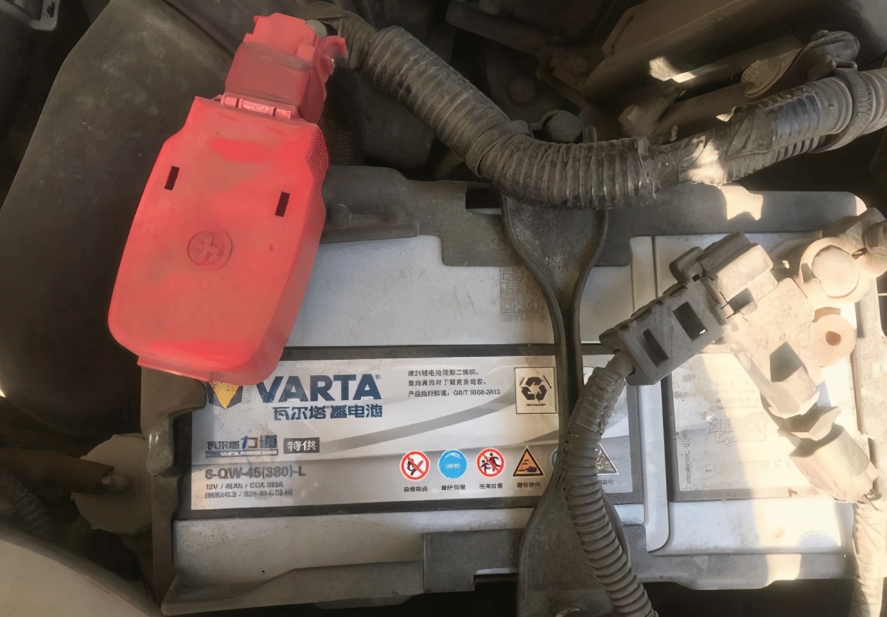 汽车电瓶更换教程图解,汽车电瓶的正确更换方法