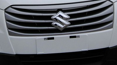 机动车号牌安装两个螺丝如何处罚,新车车牌上两个螺丝违规吗