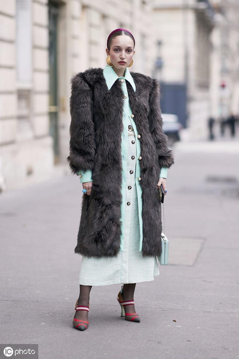 女人穿皮草的时候,女人穿皮草派克服好看吗