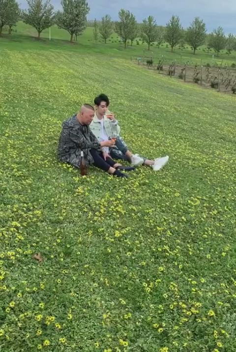 郭德纲张云雷照花台送东西,郭德纲张云雷草地喝啤酒