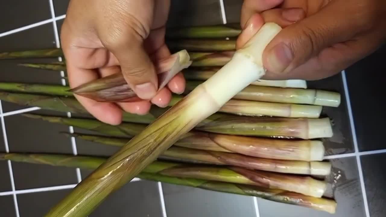 腊肉炒鲜笋最正宗的做法,腊肉炒鲜笋的家常做法