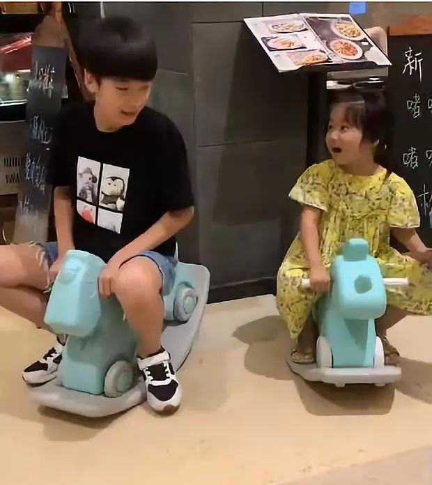 张亮晒受伤照被网友骂遭报应，看来只有官宣真相才能救回人设