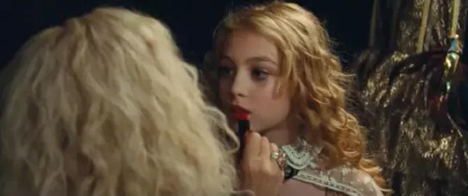 拍小孩视频事件,一个小孩被镜头拍到原视频