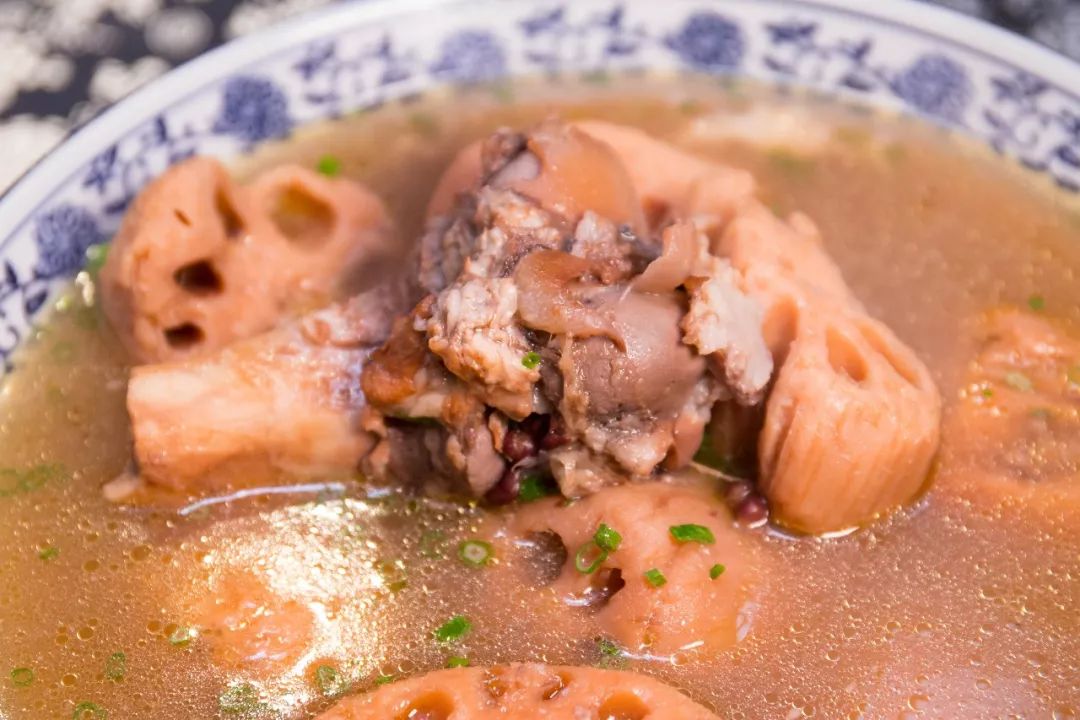 人均60的餐厅带舞台,60人一桌的餐厅