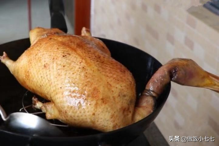 脆皮鸭怎么做才能更酥脆,用烤箱做脆皮鸭