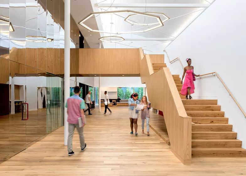 别人的办公室总是不会让我失望!这里工作太爽了