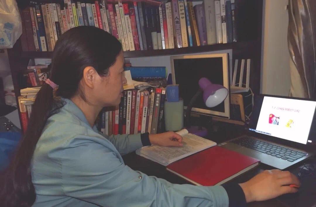 华侨城中学线上*党**旗红，*党**员示范当先锋