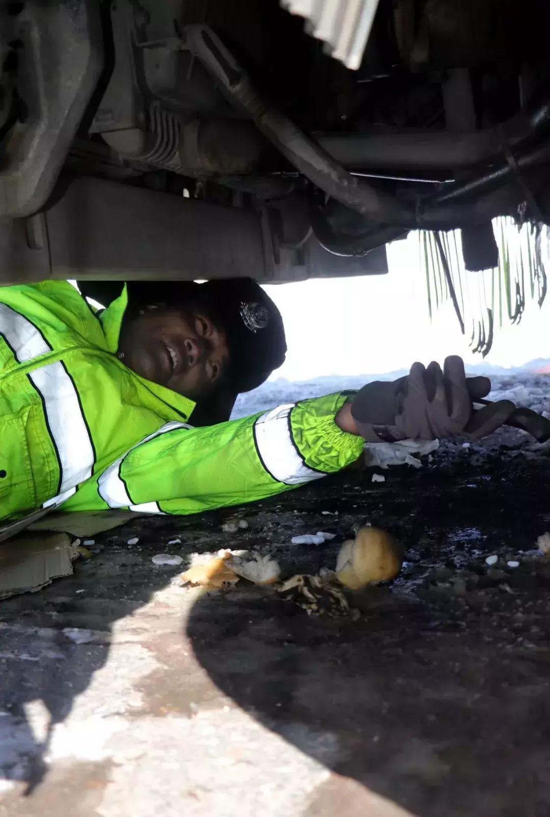 唐古拉交警执勤视频,交警执勤凌晨暖心感动视频